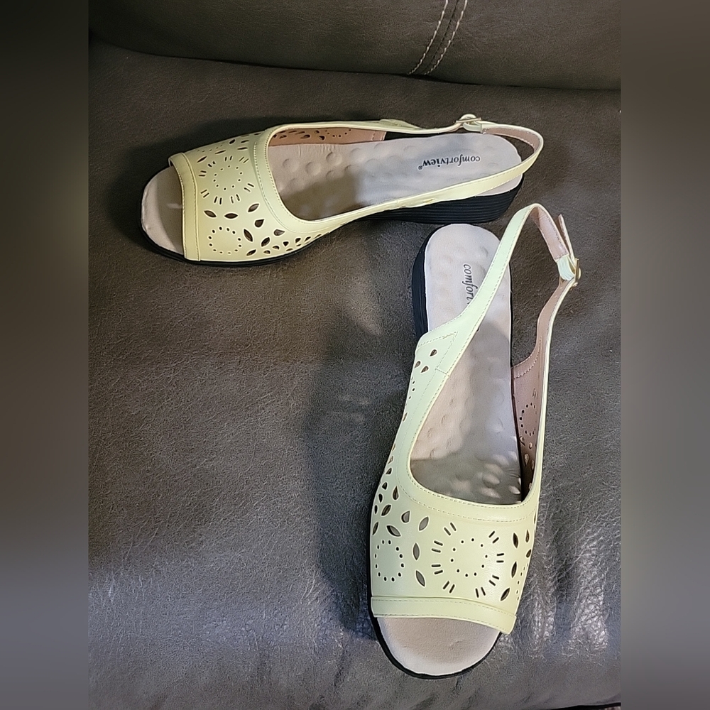 Comfotview Sandals Yellow Size 12M EUC